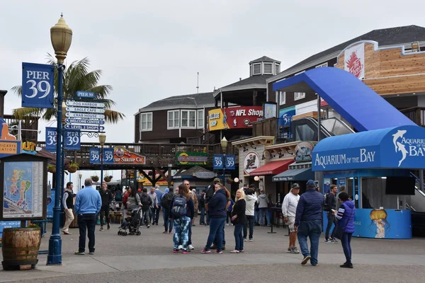 SAN FRANCISCO, CA - 22 Ekim 2020 'de görüldüğü üzere San Francisco, Kaliforniya' daki Fishermans Rıhtımında 39. iskele.