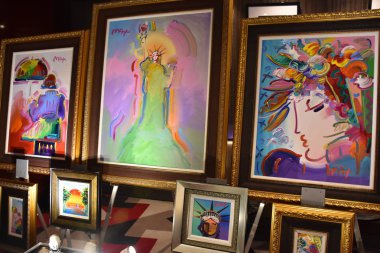 SAN DIEGO, CA - OCT 24: Norveç Bliss yolcu gemisindeki sanat galerisi, 24 Ekim 2018 'de görüldüğü üzere San Diego, Kaliforniya' ya yanaştı. 21 Nisan 2018 'de hizmete girdi..