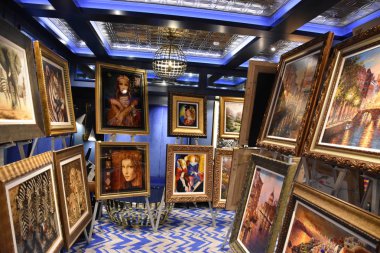 SAN DIEGO, CA - OCT 24: Norveç Bliss yolcu gemisindeki sanat galerisi, 24 Ekim 2018 'de görüldüğü üzere San Diego, Kaliforniya' ya yanaştı. 21 Nisan 2018 'de hizmete girdi..