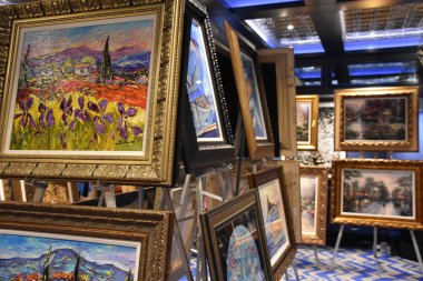 SAN DIEGO, CA - OCT 24: Norveç Bliss yolcu gemisindeki sanat galerisi, 24 Ekim 2018 'de görüldüğü üzere San Diego, Kaliforniya' ya yanaştı. 21 Nisan 2018 'de hizmete girdi..