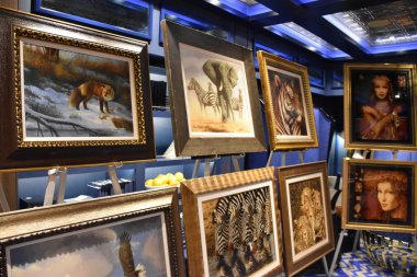 SAN DIEGO, CA - OCT 24: Norveç Bliss yolcu gemisindeki sanat galerisi, 24 Ekim 2018 'de görüldüğü üzere San Diego, Kaliforniya' ya yanaştı. 21 Nisan 2018 'de hizmete girdi..