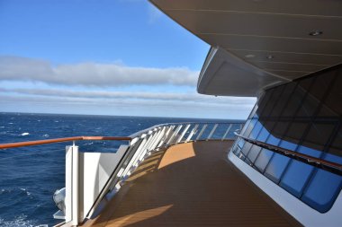 Long Beach, California - Eki 23: 23 Ekim 2018 tarihinde görüldüğü gibi, Kaliforniya kıyılarında seyir Norveç Bliss yolcu gemisinden görünüm. Gemi 21 Nisan 2018 tarihinde hizmete girdi.