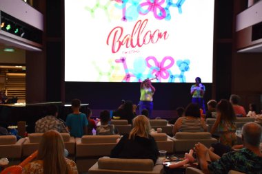 SAN DIEGO, CA - OCT 24: Balon çevirme gösterisi 24 Ekim 2018 'de görüldüğü üzere San Diego, Kaliforniya' ya demirli Norveç Bliss yolcu gemisinde. 21 Nisan 2018 'de hizmete girdi..