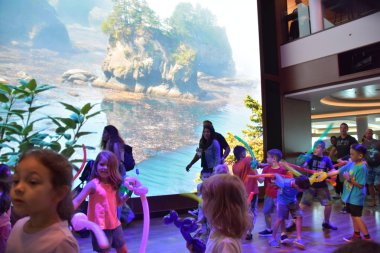 SAN DIEGO, CA - OCT 24: Balon çevirme gösterisi 24 Ekim 2018 'de görüldüğü üzere San Diego, Kaliforniya' ya demirli Norveç Bliss yolcu gemisinde. 21 Nisan 2018 'de hizmete girdi..