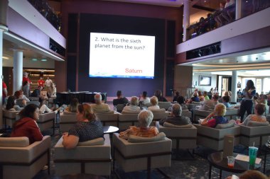 SAN DIEGO, CA - OCT 24: 24 Ekim 2018 'de görüldüğü üzere San Diego, Kaliforniya' ya demirli Norveç Bliss yolcu gemisinde yarışma programı. 21 Nisan 2018 'de hizmete girdi..