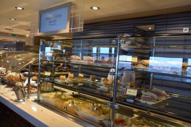 SAN FRANCISCO, CALIFORNIA - 22 Ekim 2018 'de görüldüğü üzere Norveç Bliss yolcu gemisiyle San Francisco, Kaliforniya' dan denize açılan Bahçe Kafe. Gemi 21 Nisan 2018 'de hizmete girdi..