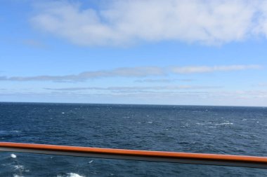 Pasifik Okyanusu üzerinden bir yolcu gemisi görünümünü