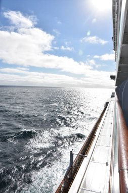 Long Beach, California - Eki 23: 23 Ekim 2018 tarihinde görüldüğü gibi, Kaliforniya kıyılarında seyir Norveç Bliss yolcu gemisinden görünüm. Gemi 21 Nisan 2018 tarihinde hizmete girdi.