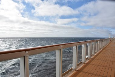 Long Beach, California - Eki 23: 23 Ekim 2018 tarihinde görüldüğü gibi, Kaliforniya kıyılarında seyir Norveç Bliss yolcu gemisinden görünüm. Gemi 21 Nisan 2018 tarihinde hizmete girdi.