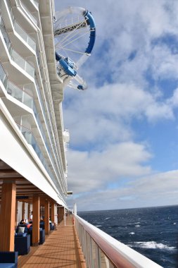 Long Beach, California - Eki 23: 23 Ekim 2018 tarihinde görüldüğü gibi, Kaliforniya kıyılarında seyir Norveç Bliss yolcu gemisinden görünüm. Gemi 21 Nisan 2018 tarihinde hizmete girdi.