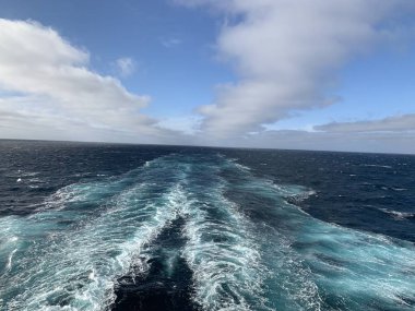 Pasifik Okyanusu üzerinden bir yolcu gemisi görünümünü