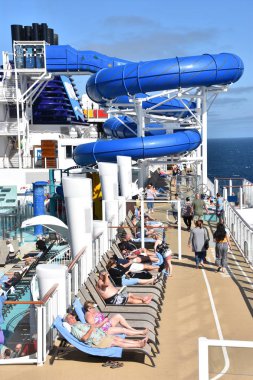 Long Beach, California - Eki 23: Norveç Bliss yolcu gemisinde havuz güverte, Kaliforniya kıyıları boyunca seyir, Ekim'de görüldüğü gibi 23, 2018. 21 Nisan 2018 tarihinde hizmete girdi ve çok seviyeli yarış takip pistine sahip ilk yolcu gemisioldu..