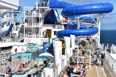 Long Beach, California - Eki 23: Norveç Bliss yolcu gemisinde havuz güverte, Kaliforniya kıyıları boyunca seyir, Ekim'de görüldüğü gibi 23, 2018. 21 Nisan 2018 tarihinde hizmete girdi ve çok seviyeli yarış takip pistine sahip ilk yolcu gemisioldu..