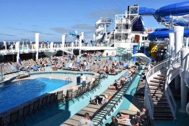 Long Beach, California - Eki 23: Norveç Bliss yolcu gemisinde havuz güverte, Kaliforniya kıyıları boyunca seyir, Ekim'de görüldüğü gibi 23, 2018. 21 Nisan 2018 tarihinde hizmete girdi ve çok seviyeli yarış takip pistine sahip ilk yolcu gemisioldu..