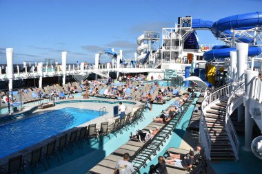 Long Beach, California - Eki 23: Norveç Bliss yolcu gemisinde havuz güverte, Kaliforniya kıyıları boyunca seyir, Ekim'de görüldüğü gibi 23, 2018. 21 Nisan 2018 tarihinde hizmete girdi ve çok seviyeli yarış takip pistine sahip ilk yolcu gemisioldu..
