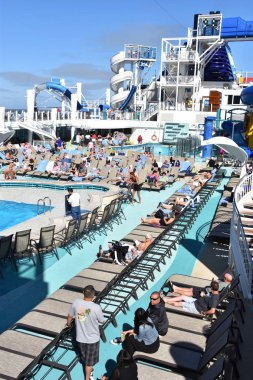 Long Beach, California - Eki 23: Norveç Bliss yolcu gemisinde havuz güverte, Kaliforniya kıyıları boyunca seyir, Ekim'de görüldüğü gibi 23, 2018. 21 Nisan 2018 tarihinde hizmete girdi ve çok seviyeli yarış takip pistine sahip ilk yolcu gemisioldu..