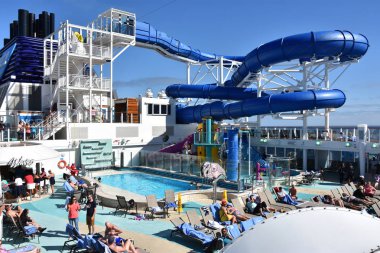 Long Beach, California - Eki 23: Norveç Bliss yolcu gemisinde havuz güverte, Kaliforniya kıyıları boyunca seyir, Ekim'de görüldüğü gibi 23, 2018. 21 Nisan 2018 tarihinde hizmete girdi ve çok seviyeli yarış takip pistine sahip ilk yolcu gemisioldu..