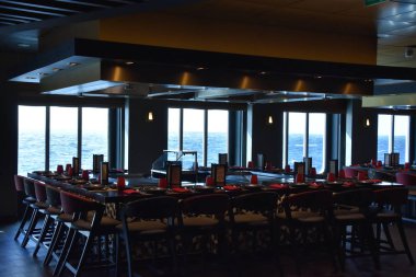 LONG BEACH, CA - Teppanyaki restoranı 23 Ekim 2018 'de görüldüğü üzere Kaliforniya kıyısı boyunca seyreden Norveç Bliss yolcu gemisi. 21 Nisan 2018 'de hizmete girdi..