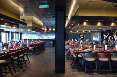 LONG BEACH, CA - Teppanyaki restoranı 23 Ekim 2018 'de görüldüğü üzere Kaliforniya kıyısı boyunca seyreden Norveç Bliss yolcu gemisi. 21 Nisan 2018 'de hizmete girdi..