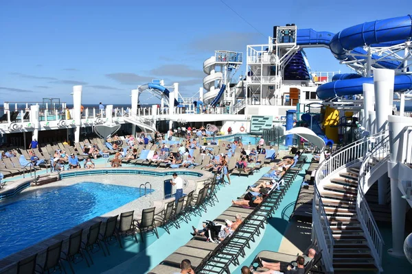 Larga Playa California Octubre Piscina Cubierta Crucero Norwegian Bliss Navegando —  Fotos de Stock