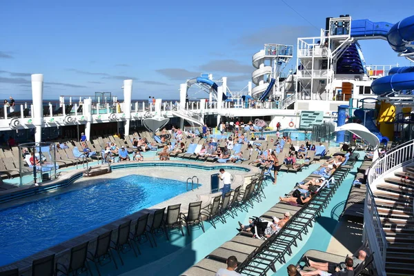 Long Beach California Oct Pool Deck Het Norwegian Bliss Cruiseschip — Stockfoto