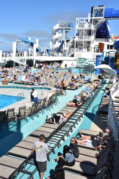 Long Beach, California - Eki 23: Norveç Bliss yolcu gemisinde havuz güverte, Kaliforniya kıyıları boyunca seyir, Ekim'de görüldüğü gibi 23, 2018. 21 Nisan 2018 tarihinde hizmete girdi ve çok seviyeli yarış takip pistine sahip ilk yolcu gemisioldu..