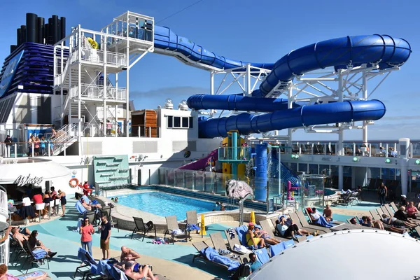 Long Beach California Oct Convés Piscina Navio Cruzeiro Norwegian Bliss — Fotografia de Stock