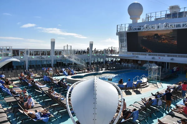 Long Beach California Oct Convés Piscina Navio Cruzeiro Norwegian Bliss — Fotografia de Stock