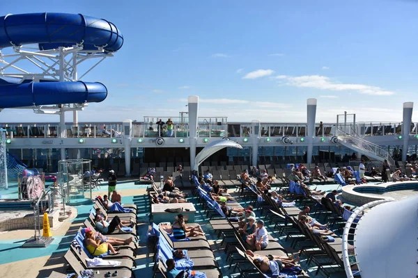 Long Beach California Oct Pool Deck Het Norwegian Bliss Cruiseschip — Stockfoto