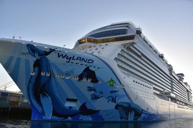 San Diego, California - 24 Ekim: 24 Ekim 2018 üzerinde görüldüğü gibi San Diego, Kaliforniya'da demirledi Norveç Bliss gemisi. 21 Nisan 2018 hizmete girdi ve bir çok düzeyli birleştirmek için ilk cruise gemi tasarımı kapsamında parça yarış.