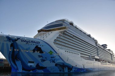 San Diego, California - 24 Ekim: 24 Ekim 2018 üzerinde görüldüğü gibi San Diego, Kaliforniya'da demirledi Norveç Bliss gemisi. 21 Nisan 2018 hizmete girdi ve bir çok düzeyli birleştirmek için ilk cruise gemi tasarımı kapsamında parça yarış.