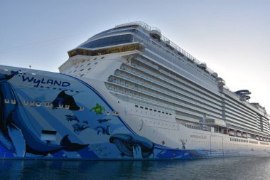 San Diego, California - 24 Ekim: 24 Ekim 2018 üzerinde görüldüğü gibi San Diego, Kaliforniya'da demirledi Norveç Bliss gemisi. 21 Nisan 2018 hizmete girdi ve bir çok düzeyli birleştirmek için ilk cruise gemi tasarımı kapsamında parça yarış.