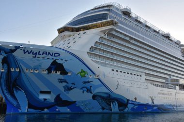 San Diego, California - 24 Ekim: 24 Ekim 2018 üzerinde görüldüğü gibi San Diego, Kaliforniya'da demirledi Norveç Bliss gemisi. 21 Nisan 2018 hizmete girdi ve bir çok düzeyli birleştirmek için ilk cruise gemi tasarımı kapsamında parça yarış.