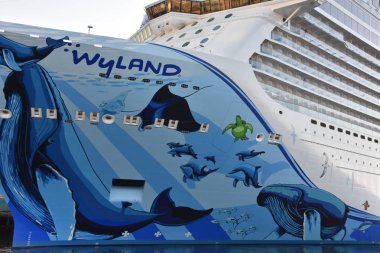 San Diego, California - 24 Ekim: 24 Ekim 2018 üzerinde görüldüğü gibi San Diego, Kaliforniya'da demirledi Norveç Bliss gemisi. 21 Nisan 2018 hizmete girdi ve bir çok düzeyli birleştirmek için ilk cruise gemi tasarımı kapsamında parça yarış.