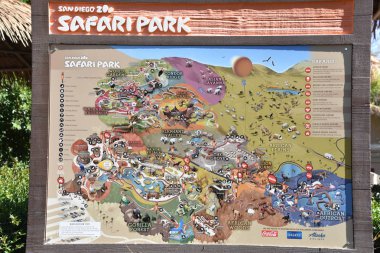 SAN DIEGO, CALIFORNIA - 24 Ekim 2018 'de görüldüğü gibi, Escondido, Kaliforniya' daki San Diego Hayvanat Bahçesi Safari Parkı. San Diego 'nun en büyük turistik merkezlerinden biridir..