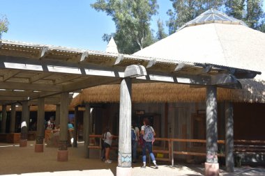SAN DIEGO, CALIFORNIA - 24 Ekim 2018 'de görüldüğü gibi, Escondido, Kaliforniya' daki San Diego Hayvanat Bahçesi Safari Parkı. San Diego 'nun en büyük turistik merkezlerinden biridir..