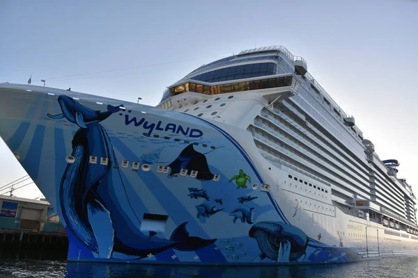 San Diego, California - 24 Ekim: 24 Ekim 2018 üzerinde görüldüğü gibi San Diego, Kaliforniya'da demirledi Norveç Bliss gemisi. 21 Nisan 2018 hizmete girdi ve bir çok düzeyli birleştirmek için ilk cruise gemi tasarımı kapsamında parça yarış.