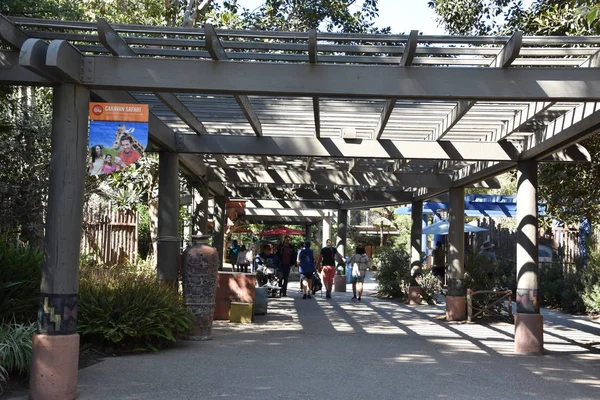SAN DIEGO, CALIFORNIA - 24 Ekim 2018 'de görüldüğü gibi, Escondido, Kaliforniya' daki San Diego Hayvanat Bahçesi Safari Parkı. San Diego 'nun en büyük turistik merkezlerinden biridir..