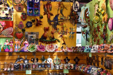 ENSENADA, MEXICO - 25 Ekim 2018 'de görüldüğü üzere, Ensenada, Baja California' daki La Bufadora pazarında el sanatları satılıyor.