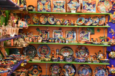 ENSENADA, MEXICO - 25 Ekim 2018 'de görüldüğü üzere, Ensenada, Baja California' daki La Bufadora pazarında el sanatları satılıyor.