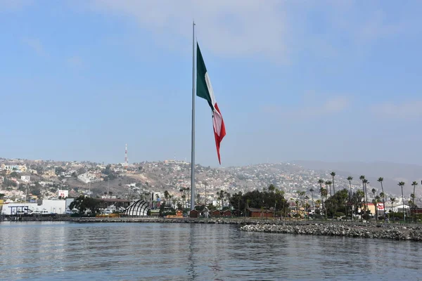 墨西哥国旗悬挂在墨西哥恩塞纳达港 — 图库照片