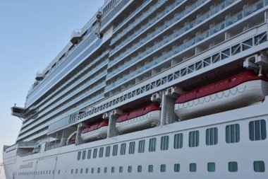 Ensenada, Meksika - Ekim 25: 25 Ekim 2018 üzerinde görüldüğü gibi Ensenada, Meksika, yuvalanmış Norveç Bliss gemisi. 21 Nisan 2018 hizmete girdi ve bir çok düzeyli birleştirmek için ilk cruise gemi tasarımı kapsamında parça yarış.