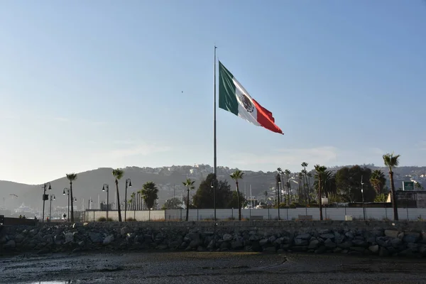 Meksykański Flagę Podniesiono Port Ensenada Meksyku — Zdjęcie stockowe