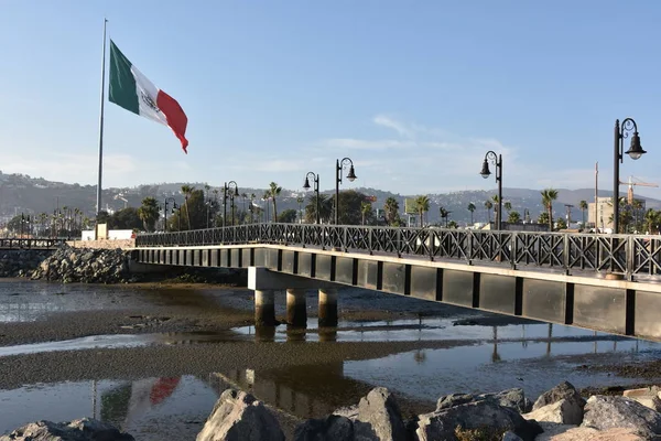 Μεξικανική Σημαία Υψώνεται Στο Λιμάνι Της Ensenada Στο Μεξικό — Φωτογραφία Αρχείου