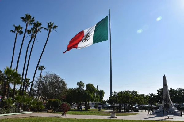 Mexikanska Flaggan Hissas Den Port Ensenada Mexiko — Stockfoto