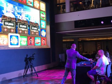 SAN DIEGO, CA - OCT 24: 24 Ekim 2018 'de görüldüğü üzere San Diego, Kaliforniya' ya demirli Norveç Bliss yolcu gemisinde yarışma programı. 21 Nisan 2018 'de hizmete girdi..