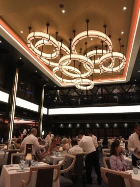 SAN DIEGO, CA - OCT 24: 24 Ekim 2018 'de görüldüğü üzere San Diego, Kaliforniya' ya demirli Norveç Bliss yolcu gemisindeki Manhattan Yemek Odası. 21 Nisan 2018 'de hizmete girdi..