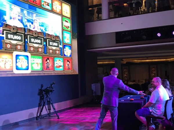 SAN DIEGO, CA - OCT 24: 24 Ekim 2018 'de görüldüğü üzere San Diego, Kaliforniya' ya demirli Norveç Bliss yolcu gemisinde yarışma programı. 21 Nisan 2018 'de hizmete girdi..