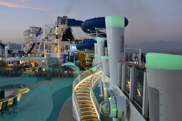 Long Beach California Oct Pool Deck Het Norwegian Bliss Cruiseschip — Stockfoto