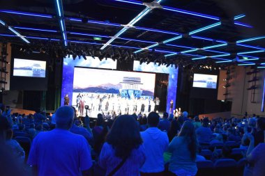 LONG BEACH, CA - 26 Ekim 2018 'de Long Beach, Kaliforniya' ya dönen Norveç Bliss yolcu gemisinde Uluslararası Mürettebat Şovu.